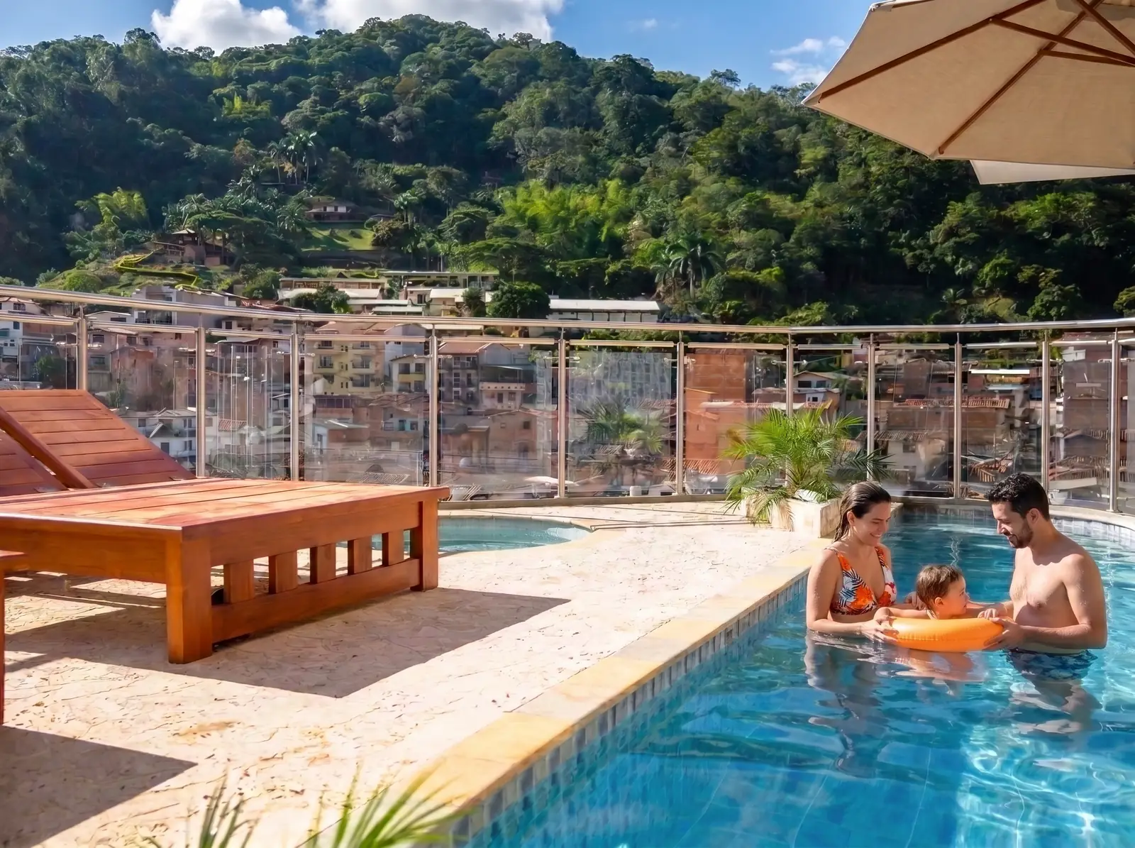 Piscina del Hotel Los Samanes, con las montañas del suroeste antioqueño al fondo
